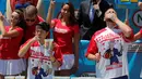 Peserta bernama Matt Stonie (kiri) dan Joey Chestnut saat beradu makan Hot Dog di Nathan's Famous 4 Fourth of July International Hot Dog-Eating Contest, Brooklyn , New York , AS, (4/7).( REUTERS / Andrew Kelly)