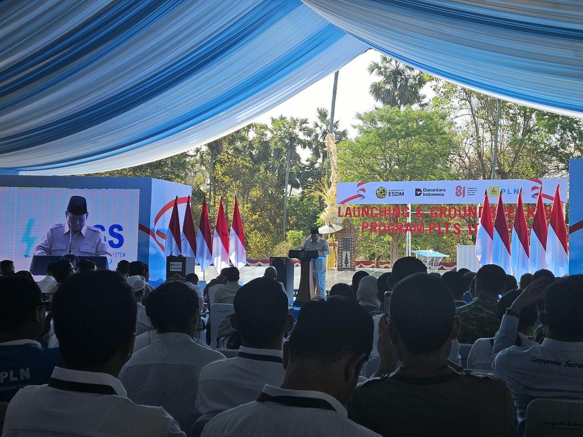 Prabowo meresmikan PLTS Gilimanuk di Kecamatan Gilimanuk, Kabupaten Jembrana, Bali, Selasa (25/8). (merdeka.com/Moh Kadafi).