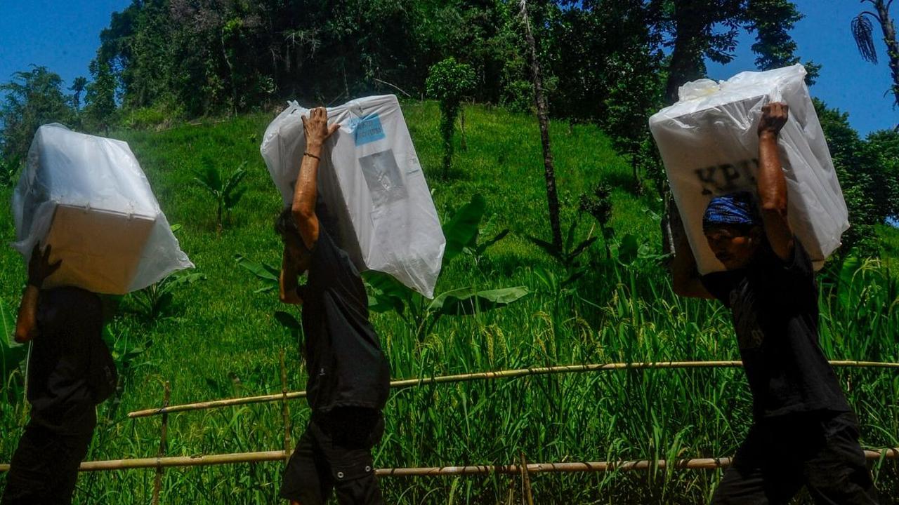 Sejumlah warga Baduy Luar membawa kotak suara Pemilu 2024 untuk didistribusikan ke sejumlah Tempat Pemungutan Suara (TPS) di kawasan Kadu Ketug 3, Leuwidamar, Lebak, Banten, Selasa (13/2/2024). Pendistribusian logistik Pemilu 2024 ini dilakukan sehari men