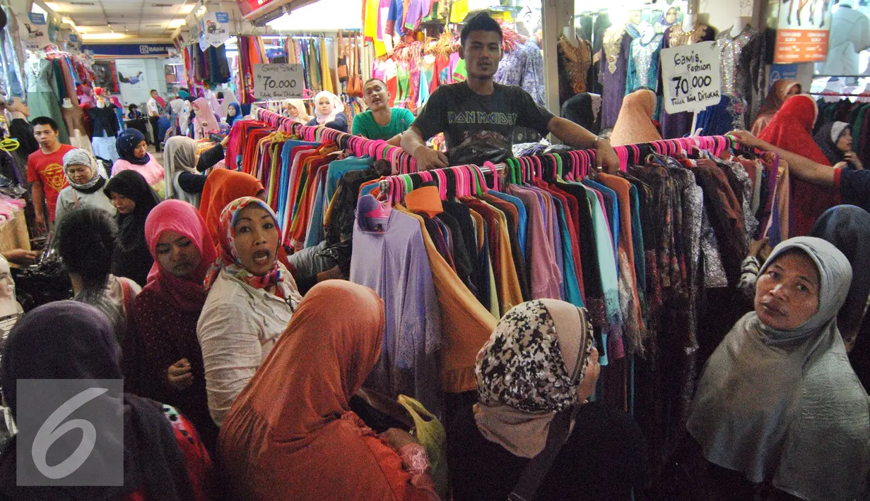Sejumlah pembeli melihat-lihat baju di Pasar Tanah Abang, Jakarta, Kamis (2/7/2015). Memasuki pertengahan Ramadan pedagang mengaku penjualan baju muslim meningkat dari bulan-bulan sebelumnya. (Liputan6.com/Yoppy Renato)