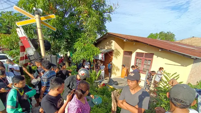 Tabrakan kereta api dengan angkot
