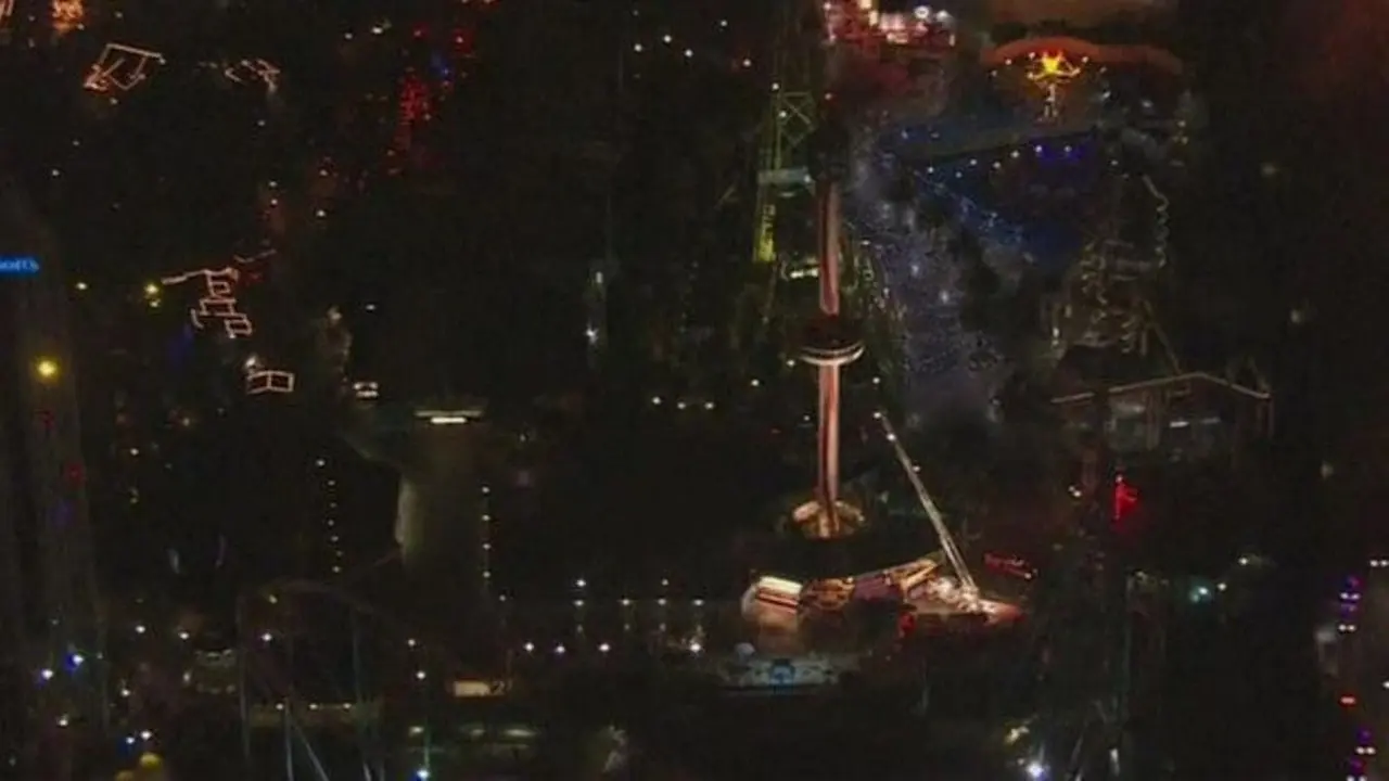 Penyelamatan dari wahana rusak di taman hiburan Knotts Berry Farm di California. (Reuters)