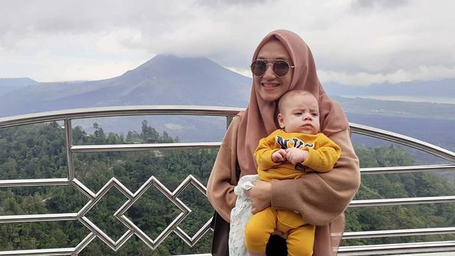 6 Potret Kedekatan Angga Putra dan Anak Stefan William, Penuh Kehangatan