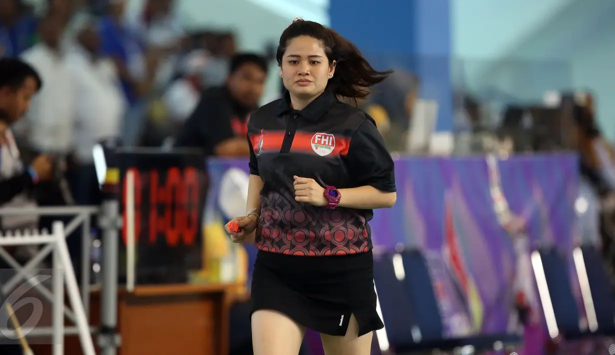 Wasit Ornpimol Kittiteerasopon berlari saat memimpin laga final hoki putri PON XIX Jabar antara DKI Jakarta melawan Papua di Gymnasium UPI, Bandung, Senin (19/9). DKI Jakarta unggul 4-2 atas Papua. (Liputan6.com/Helmi Fithriansyah)