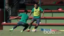 Aksi Pemain Timnas U-22, Putu Gede mengecoh rekannya pada sesi latihan di Lapangan Sekolah Pelita Harapan, Karawaci, Jumat (17/3/2017). Timnas U-22 mempersiapkan diri melawan Myanmar pada laga persahabatan 21 Maret 2017. (Bola.com/Nicklas Hanoatubun)