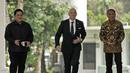 <p>Tiba pukul 11.58 WIB di Istana Merdeka, Infantino lebih dulu disambut Menpora Zainudin Amali dan Menteri BUMN Erick Thohir di tangga Istana. (AP/Achmad Ibrahim)</p>