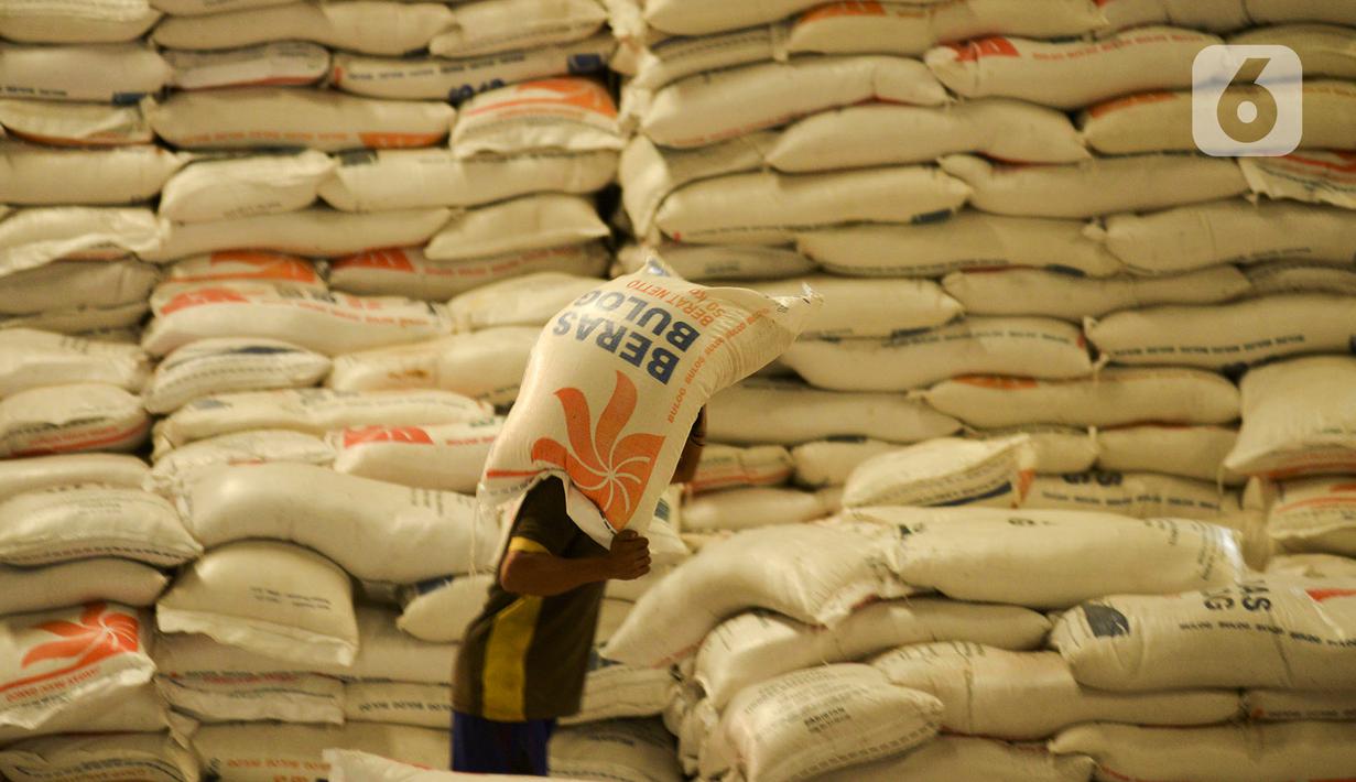Pekerja memanggul karung beras Bulog di kawasan Kelapa Gading, Jakarta, Kamis (27/2/2020). Jelang Ramadan dan Idul Fitri 2020 Perusahaan Umum Badan Urusan Logistik atau Perum Bulog siap mengamankan pasokan beras di seluruh wilayah Indonesia mencapai 1,7 juta ton. (merdeka.com/Imam Buhori)