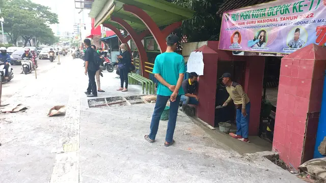 Kisruh revitalisasi trotoar di depan SDN Pondok Cina 1 Depok