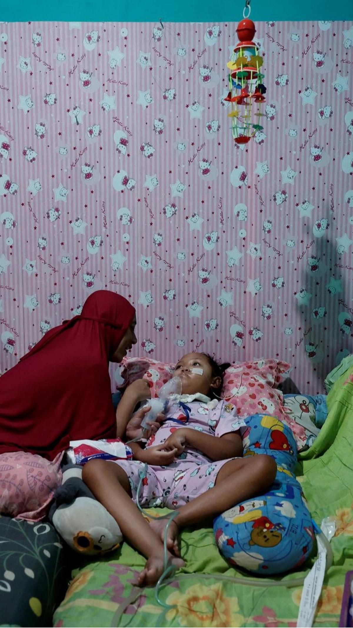 Mereka terpaksa harus menggunakan alat bantu medis agar bisa bertahan hidup.&nbsp;<br>