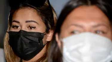 Leia Se, perempuan asal Rusia (kiri) menghadiri konferensi pers sebelum dideportasi di kantor Kemenkumham Bali, Rabu (5/5/2021). Leia Se diamankan pihak imigrasi karena membuat konten prank melukis wajah mirip masker di Bali akhirnya dideportasi. (AFP/Sonny Tumbelaka)