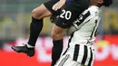Pemain Inter Milan Hakan Calhanoglu (kiri) berebut bola dengan pemain Juventus Weston McKennie pada pertandingan Serie A di Stadion San Siro, Milan, Italia, Minggu (24/10/2021).  Pertandingan berakhir dengan skor 1-1. (AP Photo/Luca Bruno)