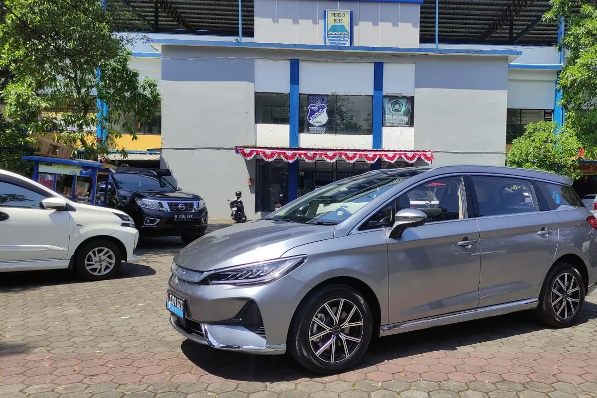 BYD M6