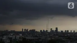 Awan hitam menyelimuti langit Jakarta, Kamis (4/11/2021). Fenomena La Nina diprediksi akan berlangsung pada akhir tahun hingga Februari 2022. (Liputan6.com/Johan Tallo)