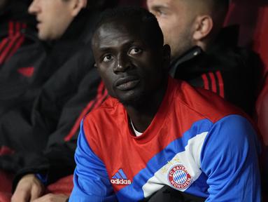 Pemain Bayern Munchen, Sadio Mane duduk di bangku cadangan sebelum pertandingan Liga Champions melawan Manchester City, di stadion Allianz Arena di Munich, Jerman, Rabu, 19 April 2023. (AP Photo/Matthias Schrader, file)