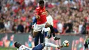 Penyerang Manchester United, Marcus Rashford berusaha melewati pemain Tottenham Hotspur, Davinson Sanchez saat bertanding pada semifinal Piala FA di stadion Wembley di London, (21/4). MU menang atas Tottenham 2-1. (AP Photo/Kirsty Wigglesworth)