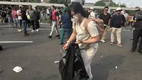 Sisi dan Kantong Plastik di Tengah Aksi