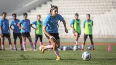 Pemain Timnas Wanita Indonesia, Zahra Muzdalifah menggiring bola saat sesi latihan persiapan Piala Asia Wanita 2022 di Stadion Madya, Jakarta, Jumat (07/01/2021). (Bola.com/Bagaskara Lazuardi)