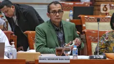 Wakil Menteri Hukum dan HAM RI, Edward Omar Sharif Hiariej mengikuti rapat kerja dengan Komisi III DPR RI di Kompleks Parlemen, Senayan, Jakarta, Rabu (9/11/2022). Rapat tersebut membahas penyampaian penyempurnaan Rancangan Kitab Undang-undang Hukum Pidana (RKUHP) hasil sosialisasi Pemerintah. (Liputan6.com/Angga Yuniar)