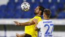 Gelandang Borussia Dortmund, Emre Can, berebut bola dengan bek MSV Duisburg, Niko Bretschneider, pada laga DFB-Pokal di Schauinsland-Reisen-Arena, Selasa (15/9/2020). Borussia Dortmund menang 5-0 atas MSV Duisburg. (AFP/Thilo Schmulgen/pool)