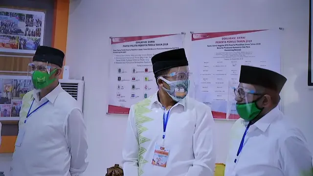 Mahyeldi-Audy Joinaldy mendaftar ke KPU Sumbar. (Liputan6.com/ Novia Harlina)