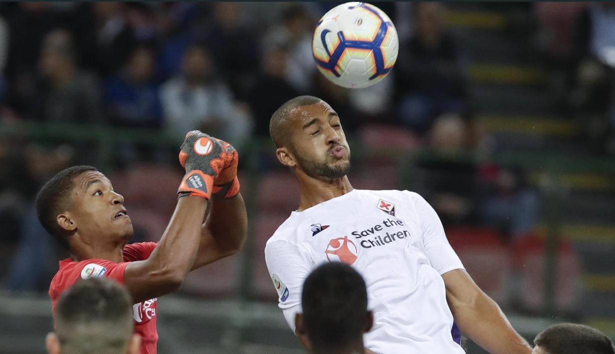 Pemain Fiorentina, Vitor Hugo, menyundul bola saat pertandingan melawan Inter Milan pada laga Serie A Italia di Stadion Giuseppe Meazza, Rabu (26/9/2018). Inter Milan menang 2-1 atas Fiorentina. (AP/Luca Bruno)