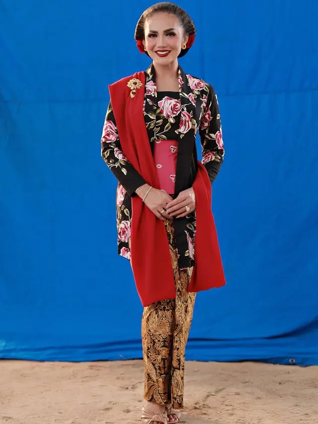 6 Potret Krisdayanti dalam Balutan Kebaya Tradisional, Elegan Penuh Keanggunan (instagram/krisdayantilemos).