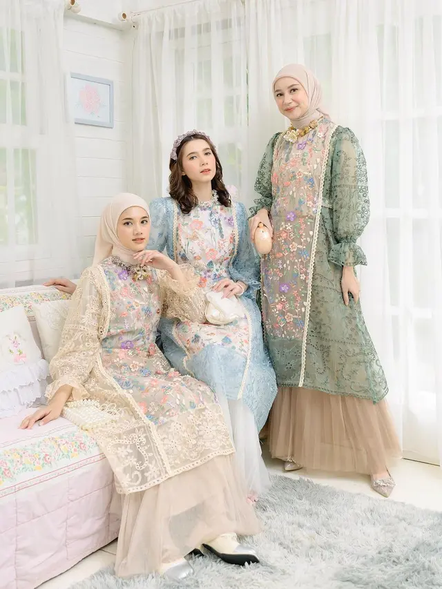 Gamis dengan Bahan Bordir dan Warna Pastel yang Kalem