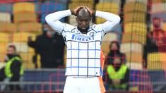 Penyerang Inter Milan, Romelu Lukaku, tampak kecewa usai bermain imbang menghadapi Shakhtar Donetsk pada laga lanjutan Liga Champions 2020/2021 di NSC Olimpiyskiy, Rabu (28/10/2020) dini hari WIB. Inter Milan bermain imbang 0-0 lawan Shakhtar Donetsk. (AFP/Sergei Supinsky)