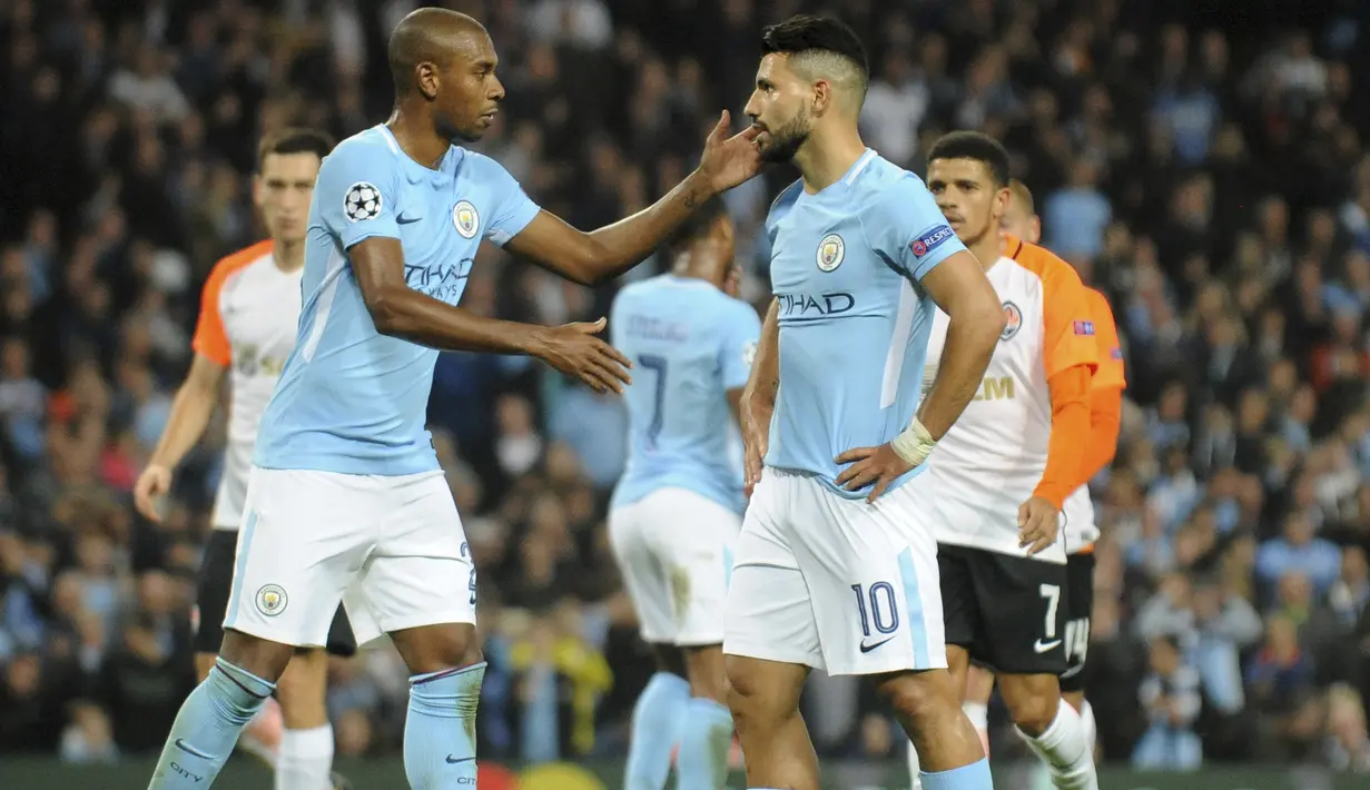 Pemain Manchester City, Sergio Aguero (kanan) mendapat dukungan rekannya Fernandinho usai gagal melakukan tendangan penalti pada laga grup F Liga Champions di Etihad stadium, Manchester, (26/9/2017). City menang 2-0. (AP/Rui Vieira)