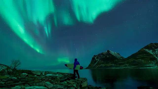 Cara Peselancar Nikmati Keindahan Aurora di Norwegia Utara