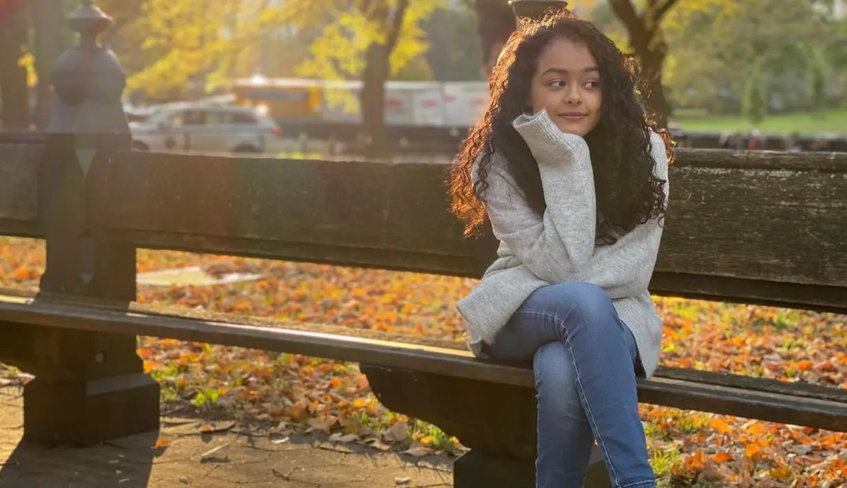 Mutiara Baswedan juga memiliki rambut hitam ikal yang cantik. Penampilan kasualnya dengan sweater abu-abu, dipadu celana jeans, dan sneakers putih bisa jadi ide OOTD sehari-hari. [Foto: Instagram/mutiarabaswedan]