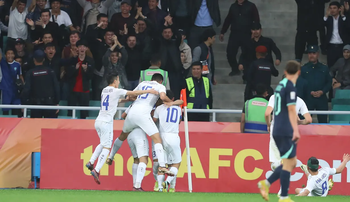 Para pemain Uzbekistan U-20 merayakan gol penyeimbang 1-1 ke gawang Australia U-21 yang dicetak Zafarmurod Abdurahmatov pada laga perempatfinal Piala Asia U-20 2023 di Milliy Stadium, Tashkent, Uzbekistan, Sabtu (11/3/2023). (AFC/Sayed Husain Ebrahim)