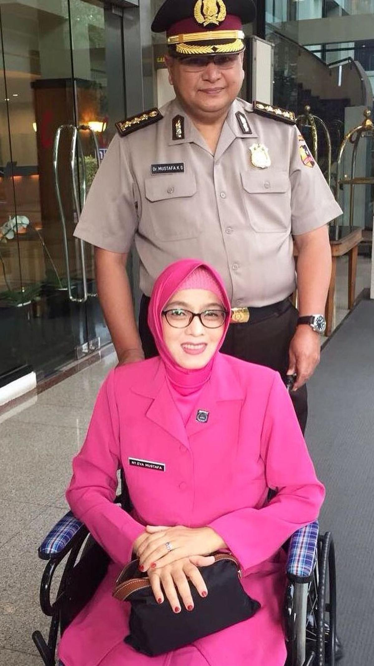 Zee Zee Shahab juga ayahnya seorang abdi negara. Ayah Zee Zee, Mustafa Kamil seorang dokter di kepolisian yang masih aktif hingga kini.