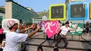 Seorang warga difoto dengan gaya berlari di layar Countdown Asian Games 2018 saat Car Free Day di Bundaran HI, Jakarta, Minggu, (10/09). Asian Games akan berlangsung pada 18 Agustus hingga 2 September 2018. (Liputan6.com/Fery Pradolo)