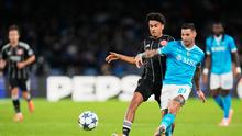 Pemain Frankfurt, Nathaniel Brown (kiri), berebut bola dengan pemain Napoli Matteo Politano pada pertandingan fase&nbsp;liga Liga Champions di Naples, Italia, Rabu,&nbsp;5 November 2025. (AP Photo/Gregorio Borgia)