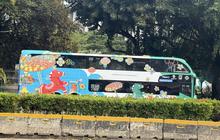 Di Balik Senyum Pemandu Bus Wisata Jakarta