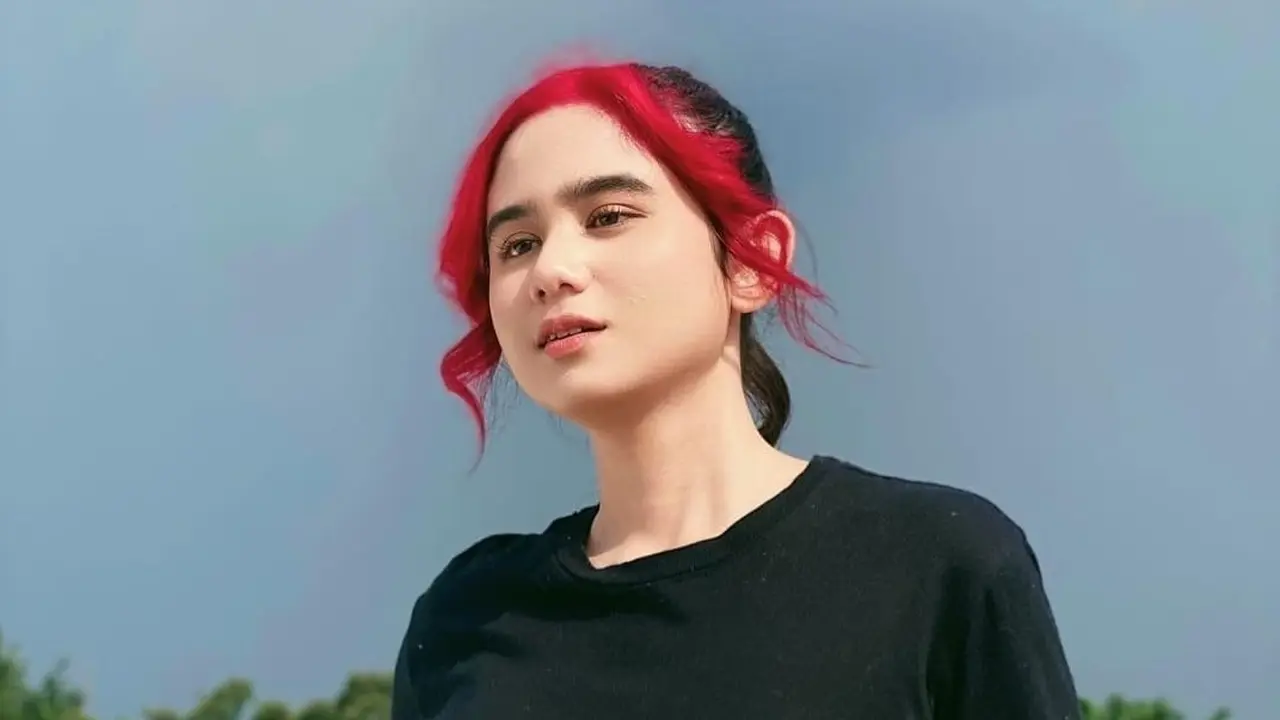 Gaya Rambut Merah Tissa Biani