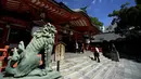 Sejumlah pengunjung mengunjungi Kuil Ikuta terlihat di pusat Kobe (5/10/2019). Kuil, dengan sejarah lebih dari 1.800 tahun ini dikatakan sebagai salah satu kuil tertua di Jepang. (AFP Photo/Monteforte)