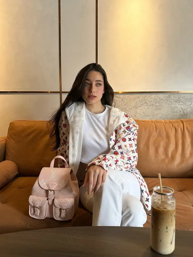 7 Pesona Ameera Khan Pacar Jefri Nichol Berbalut Outfit Serba Putih, Simpel Tapi Fashionable (instagram/littlemisskhan)