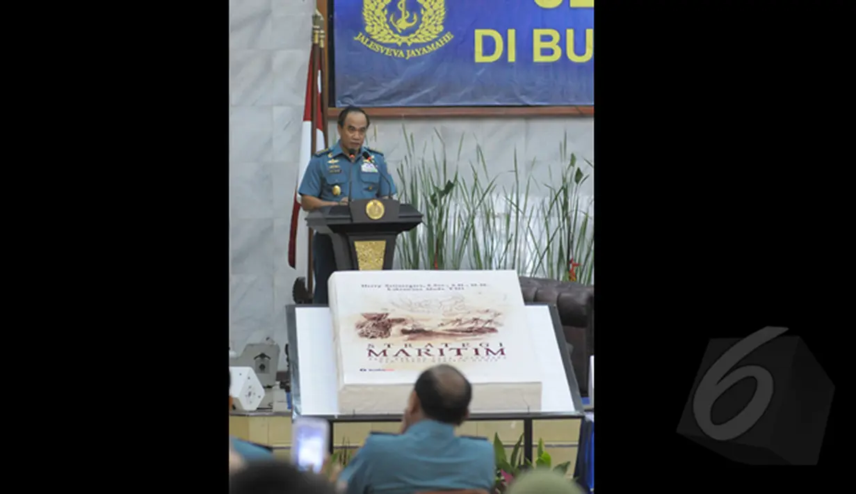 Kepala Staf Angkatan Laut (KSAL) Laksamana Ade Supandi berpidato saat peluncuran buku berjudul "Strategi Maritim pada Perang Laut Nusantara dan Poros Maritim Dunia", di gedung Seskoal, Jakarta Selatan, Kamis (5/2/2015). (Liputan6.com/Andrian M Tunay)