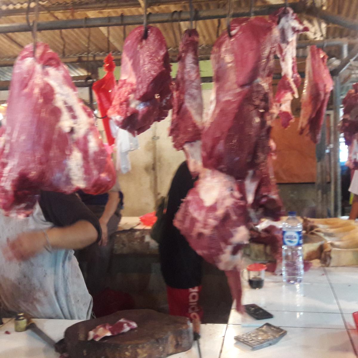 Harga sayuran, daging ayam hingga daging sapi mengalami kenaikan menjelang lebaran. (Liputan6.com/Bawono Yadika)