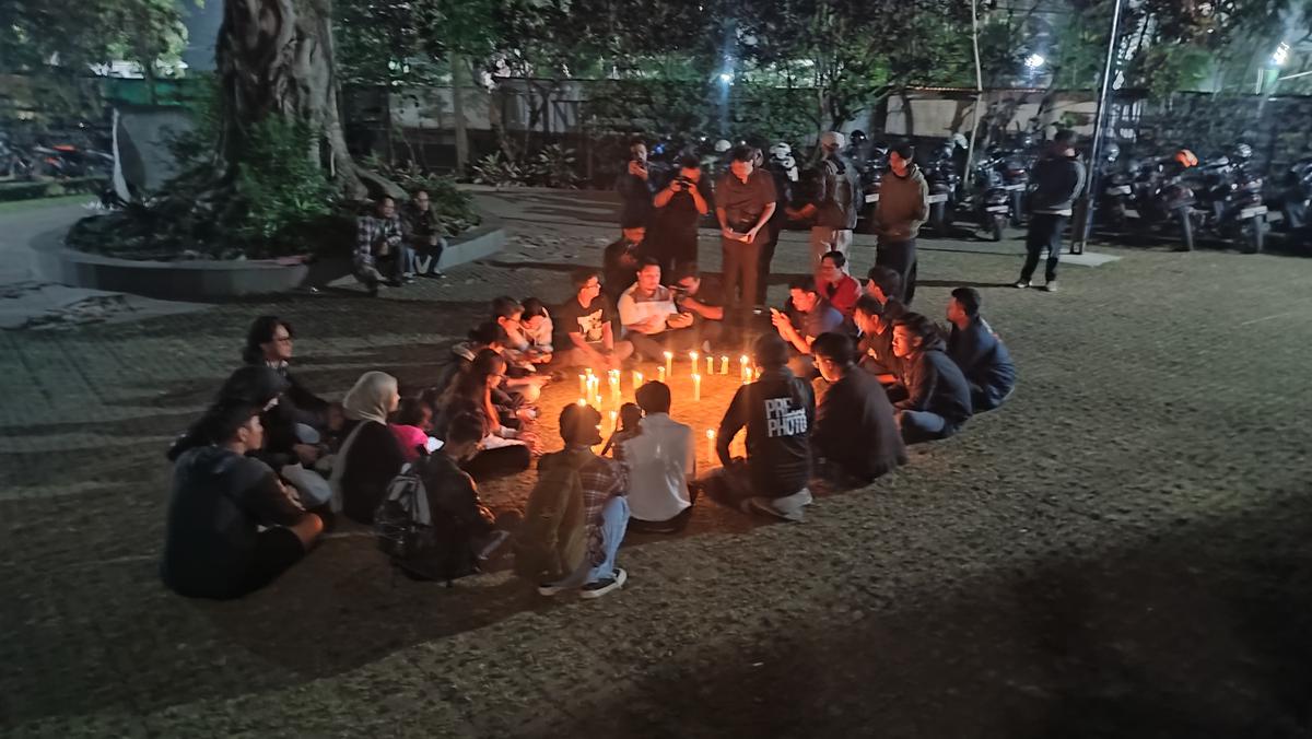 Jurnalis berkumpul di Gedung Indonesia Menggugat pada Jumat (11/9). (merdeka.com/Azzura Galexia).