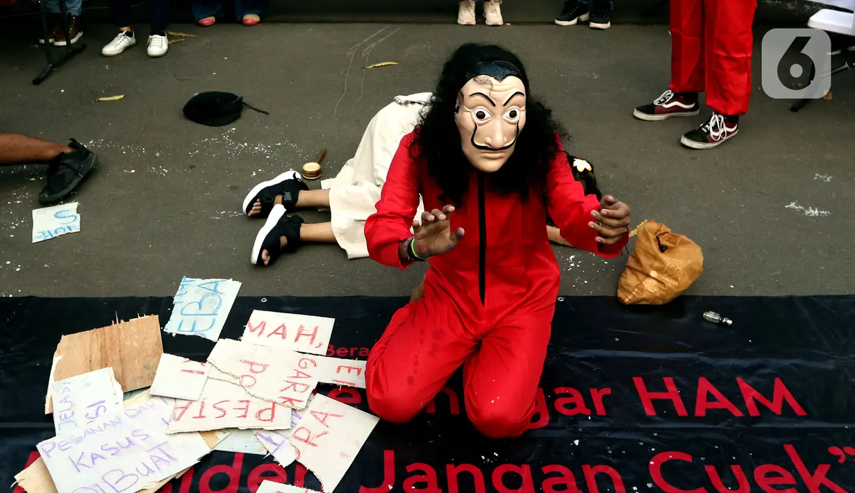 Aktivis melakukan teatrikal aksi damai kantor darurat pemberantasan korupsi di depan Gedung Anti Corruption Learning Center (ACLC), Jakarta, Selasa (28/9/2021). Dalam aksinya, mereka menyuarakan keprihatinan atas kondisi KPK saat ini dan pemecatan 57 pegawai KPK. (Liputan6.com/Helmi Fithriansyah)