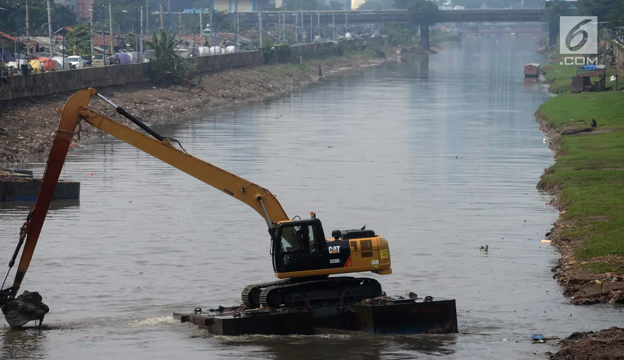 Aktivitas para pekerja saat alat berat mengeruk endapan material lumpur dari Kanal Banjir Barat di Kawasan Roxy, Jakarta, Sabtu (21/4). Selain mencegah pendangkalan, pengerukan juga dilakukan untuk mengantisipasi banjir. (Merdeka.com/Imam Buhori)