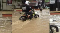 Jalur Pantura di Kendal, Jawa Tengah, terendam banjir. (Liputan6.com/Edhie Prayitno Ige)