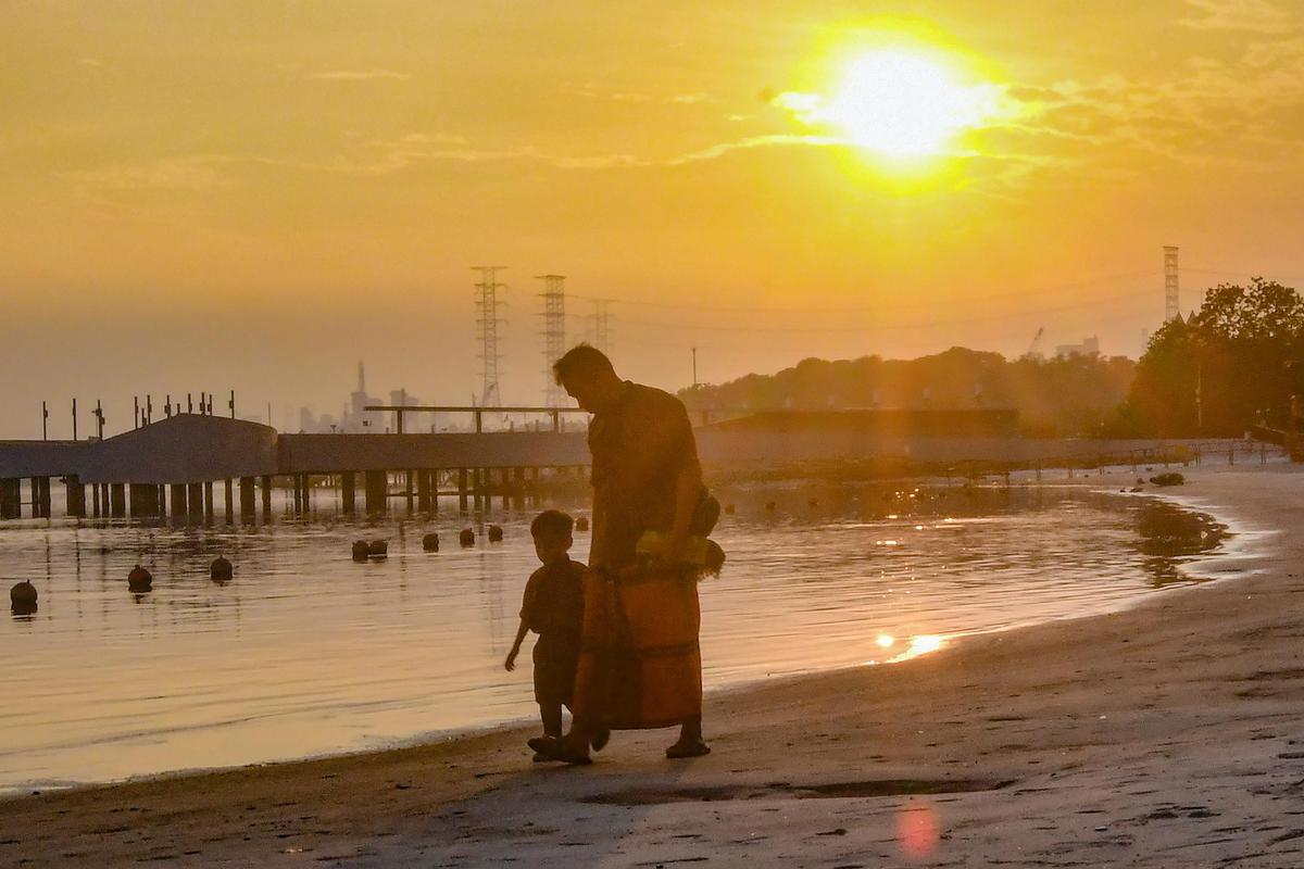 FOTO: Shalat Iduladha di Tepi Pantai Ancol Berlangsung Khidmat