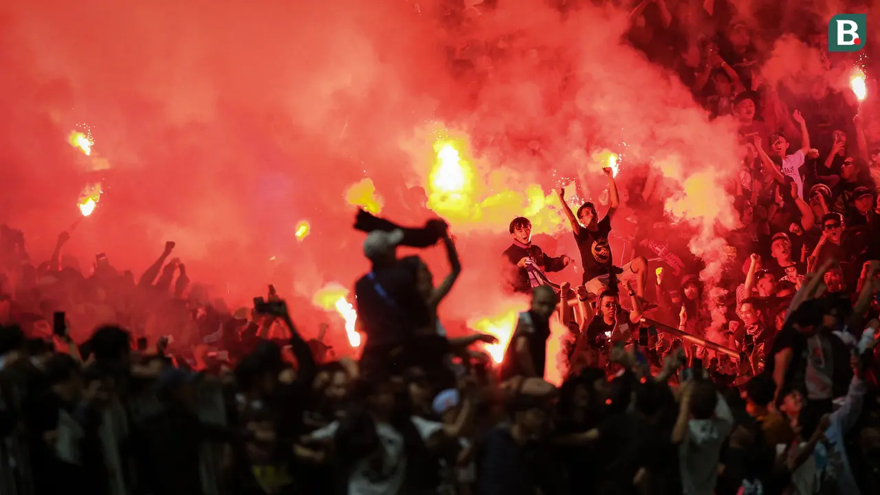 Foto: Saling Respek Antara Brigata Curva Sud dan Bobotoh di Laga Persib Bandung Vs PSS Sleman