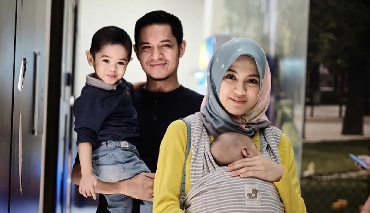 Mengajarkan anak taat beribadah memang tugas penting bagi setiap orang tua, terlebih soal berpuasa di bulan Ramadan. Namun Dude Harlino dan Alyssa Soebandono mengaku belum menyuruh anak-anaknya berpuasa. (Instagram/dude2harlino)