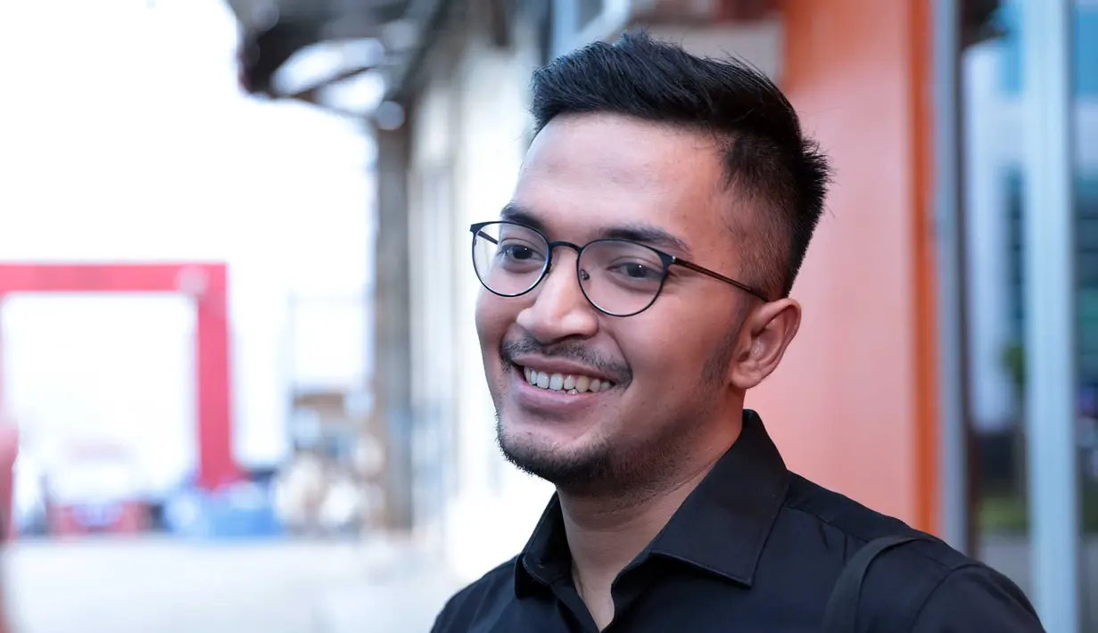 Penyanyi jebolan ajang pencarian bakat Ihsan Tarore dengan Denada, janda satu anak terlihat hubungannya makin intim. Bahkan, belum lama ini beredar kabar keduanya melakukan lamaran di Bali. (Deki Prayoga/Bintang.com)