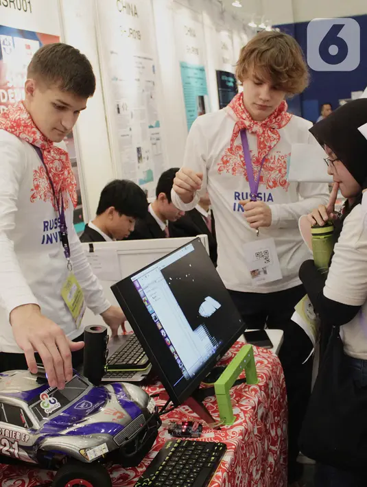 Siswa sekolah menengah mengamati karya sains dan riset para peneliti maupun inovator di Indonesia Science Expo 2019, ICE BSD, Tangerang, Kamis (24/10/2019). 150 proyek penelitian dari 11 negara partisipan ikut meramaikan gelaran yang sudah lima kali diselenggarakan LIPI. (merdeka.com/Arie Basuki)